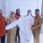 DPC PDIP Butur Serahkan Bantuan 100 Baju Hazmat untuk Satgas Covid-19 DPC PDIP Butur Serahkan Bantuan 100 Baju Hazmat untuk Satgas Covid-19