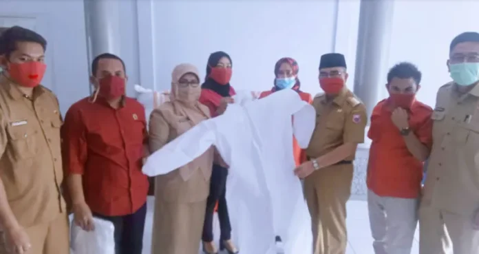 DPC PDIP Butur Serahkan Bantuan 100 Baju Hazmat untuk Satgas Covid-19