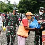 Danrem 143/Ho Salurkan Sembako Bantuan Pangdam Hasanuddin ke Warga Terdampak Covid-19 Danrem 143/Ho Salurkan Sembako Bantuan Pangdam Hasanuddin ke Warga Terdampak Covid-19