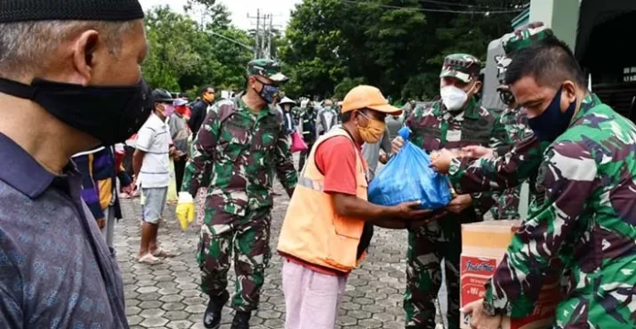 danrem_sembako Danrem 143/Ho Salurkan Sembako Bantuan Pangdam Hasanuddin ke Warga Terdampak Covid-19