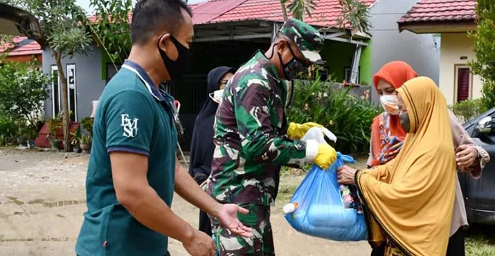 Danrem 143/Ho Salurkan Sembako Bantuan Pangdam Hasanuddin ke Warga Terdampak Covid-19