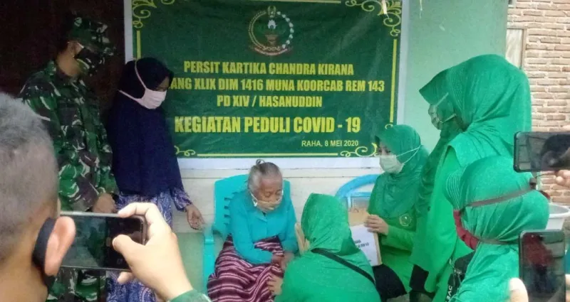 Kodim Muna Bagikan Sembako pada Warga Terdampak Covid-19