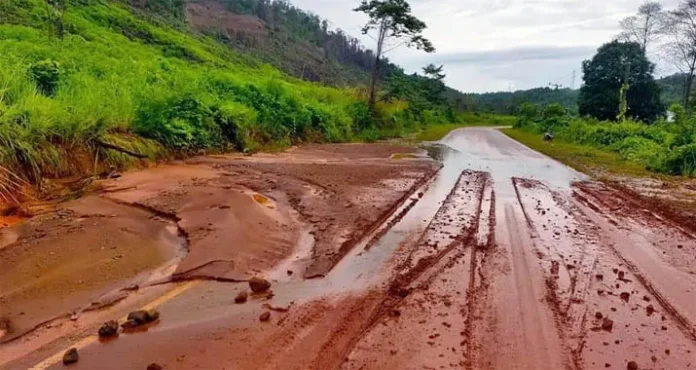Jalan Trans Sulawesi di Kolut Tertutup Material Tanah Perusahaan Tambang