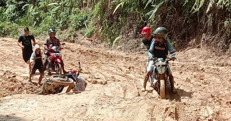 Jalan Penghubung Rusak Parah, Tim Polres Konut Turun Evakuasi Masyarakat 