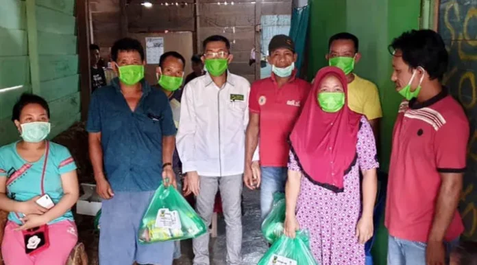 Bantu Warga Terdampak Covid-19, Anggota DPRD Konut Salurkan Ratusan Paket Sembako