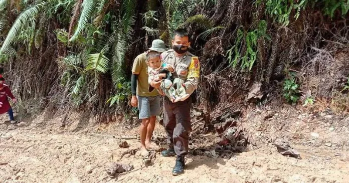 Jalan Penghubung Rusak Parah, Tim Polres Konut Turun Evakuasi Masyarakat