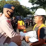 May Day, Brimob Polda Sultra Beri Sembako ke Pekerja Drainase dan Buruh Bandara May Day, Brimob Polda Sultra Beri Sembako ke Pekerja Drainase dan Buruh Bandara