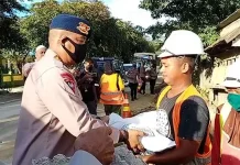 May Day, Brimob Polda Sultra Beri Sembako ke Pekerja Drainase dan Buruh Bandara May Day, Brimob Polda Sultra Beri Sembako ke Pekerja Drainase dan Buruh Bandara