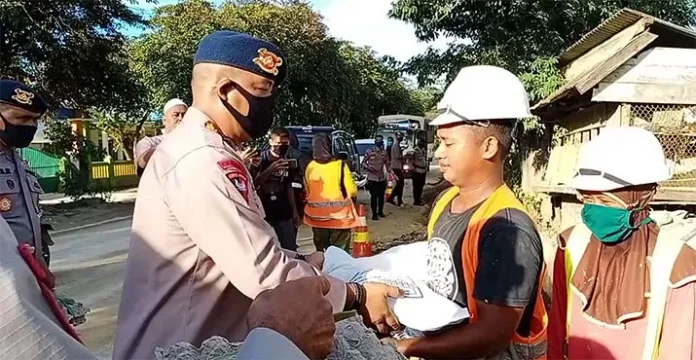 May Day, Brimob Polda Sultra Beri Sembako ke Pekerja Drainase dan Buruh Bandara