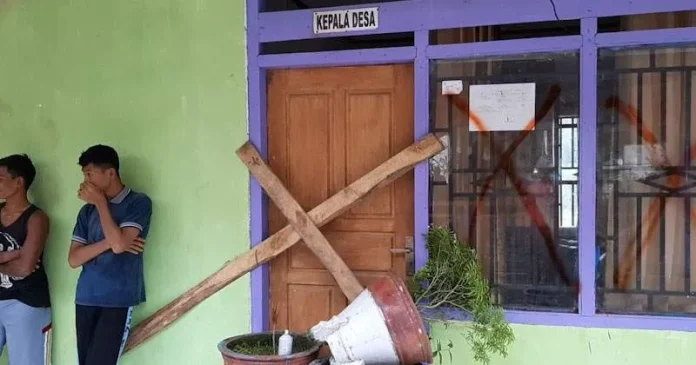 Pendataan Penerima BLT Dinilai Pilih Kasih, Warga di Muna Segel Kantor Desa