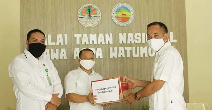 Balai TNRAW Bantu Paket APD Tenaga Medis di Tinanggea