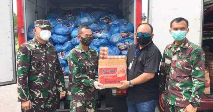 pangdam 1 Pangdam Hasanuddin Berikan 500 Paket Sembako Untuk Warga Terdampak Covid-19 di Kendari