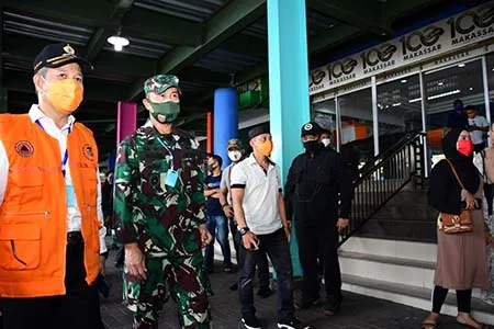 Pangdam XIV/Hasanuddin Pantau Langsung Rapid Test di Pasar Butung