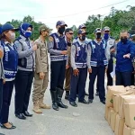 Petugas Penjaga Perbatasan Dapat Sembako dari Anggota DPRD Kendari Petugas Penjaga Perbatasan Dapat Sembako dari Anggota DPRD Kendari