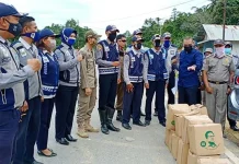 Petugas Penjaga Perbatasan Dapat Sembako dari Anggota DPRD Kendari Petugas Penjaga Perbatasan Dapat Sembako dari Anggota DPRD Kendari