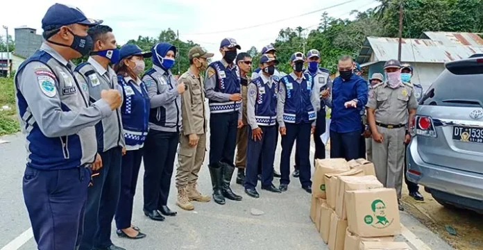 Petugas Penjaga Perbatasan Dapat Sembako dari Anggota DPRD Kendari