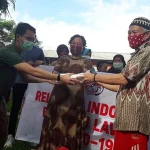 Relawan Indonesia Bersatu Bagikan Makanan Buka Puasa Untuk Warga di TPAS Kendari Relawan Indonesia Bersatu Bagikan Makanan Buka Puasa Untuk Warga di TPAS Kendari