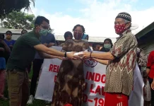 Relawan Indonesia Bersatu Bagikan Makanan Buka Puasa Untuk Warga di TPAS Kendari Relawan Indonesia Bersatu Bagikan Makanan Buka Puasa Untuk Warga di TPAS Kendari