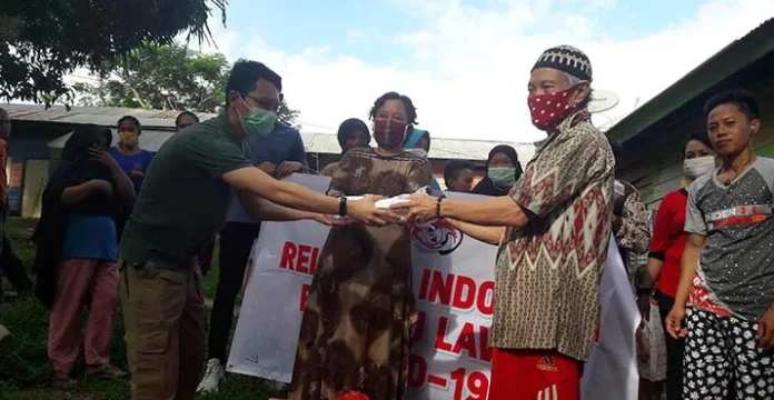 Relawan Indonesia Bersatu Bagikan Makanan Buka Puasa Untuk Warga di TPAS Kendari
