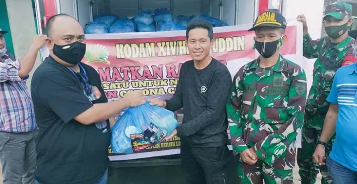 relawan_pangdam Relawan Pangdam XIV Hasanuddin Bagikan 500 Paket Sembako di Konawe