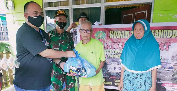 Relawan Pangdam XIV Hasanuddin Bagikan 500 Paket Sembako di Konawe