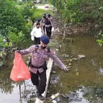 300 Warga di Kendari Santap Takjil dari Brimob 300 Warga di Kendari Santap Takjil dari Brimob