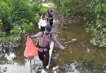 300 Warga di Kendari Santap Takjil dari Brimob 300 Warga di Kendari Santap Takjil dari Brimob