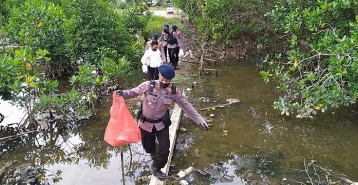 300 Warga di Kendari Santap Takjil dari Brimob