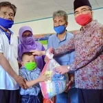 Bupati Butur Serahkan 700 Paket Sembako untuk Dhuafa di Kecamatan Kulisusu Bupati Butur Serahkan 700 Paket Sembako untuk Dhuafa di Kecamatan Kulisusu
