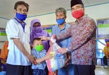 Bupati Butur Serahkan 700 Paket Sembako untuk Dhuafa di Kecamatan Kulisusu Bupati Butur Serahkan 700 Paket Sembako untuk Dhuafa di Kecamatan Kulisusu