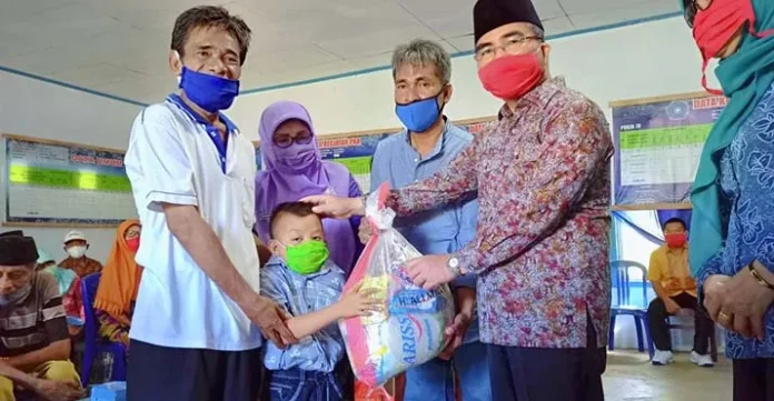 Bupati Butur Serahkan 700 Paket Sembako untuk Dhuafa di Kecamatan Kulisusu
