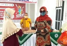 Dinkes dan TP PKK dan Pengurus Aisyiyah Mubar Bagikan Sembako Kepada Warga Penderita TBC Dinkes dan TP PKK dan Pengurus Aisyiyah Mubar Bagikan Sembako Kepada Warga Penderita TBC