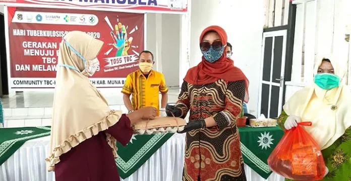Dinkes dan TP PKK dan Pengurus Aisyiyah Mubar Bagikan Sembako Kepada Warga Penderita TBC