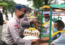 Ratusan Tukang Becak Dapat Bantuan Sembako dari Brimob Polda Sultra Ratusan Tukang Becak Dapat Bantuan Sembako dari Brimob Polda Sultra