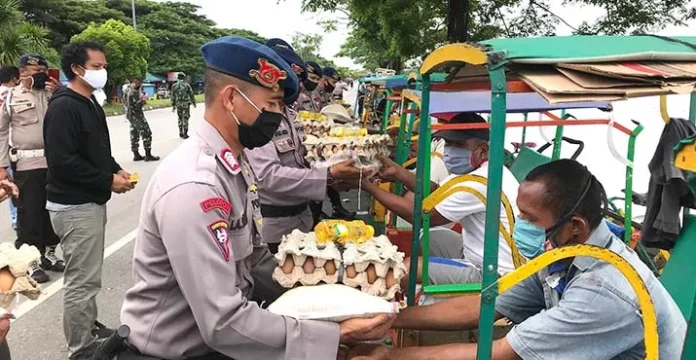 Ratusan Tukang Becak Dapat Bantuan Sembako dari Brimob Polda Sultra