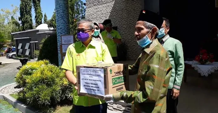 Warga Tionghoa Baubau Beri Bantuan APD untuk Petugas Medis