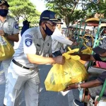 Jasa Raharja berbagi Sembako ke Tukang Becak di Kendari Jasa Raharja berbagi Sembako ke Tukang Becak di Kendari