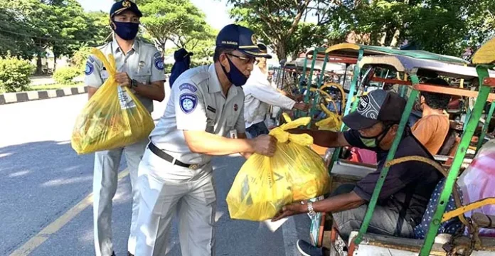 Jasa Raharja berbagi Sembako ke Tukang Becak di Kendari