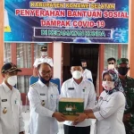 Bupati Konsel Tuntas Bagikan 56 Ribu Paket Sembako Bupati Konsel Tuntas Bagikan 56 Ribu Paket Sembako