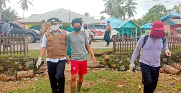 Bupati Konut Antar Warganya yang Negatif Corona