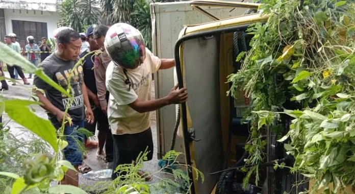 Jalanan Licin, Mobil Terbalik di Penurunan Jembatan Beli Baubau
