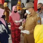 Menuju New Normal, Pemkot Kendari Bagikan Pelindung Wajah ke Pedagang Pasar Menuju New Normal, Pemkot Kendari Bagikan Pelindung Wajah ke Pedagang Pasar