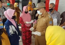 Menuju New Normal, Pemkot Kendari Bagikan Pelindung Wajah ke Pedagang Pasar Menuju New Normal, Pemkot Kendari Bagikan Pelindung Wajah ke Pedagang Pasar