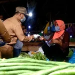 Pemkot Kendari Pastikan Harga Bahan Pokok Stabil selama Pandemi Menuju New Normal, Pemkot Kendari Bagikan Pelindung Wajah ke Pedagang Pasar