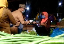 Pemkot Kendari Pastikan Harga Bahan Pokok Stabil selama Pandemi Menuju New Normal, Pemkot Kendari Bagikan Pelindung Wajah ke Pedagang Pasar