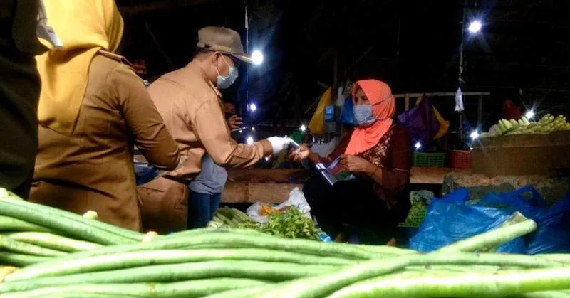 Menuju New Normal, Pemkot Kendari Bagikan Pelindung Wajah ke Pedagang Pasar