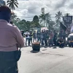 Akses Bandara Haluoleo Kembali Diblokade Massa Penolak TKA China Akses Bandara Haluoleo Kembali Diblokade Massa Penolak TKA China