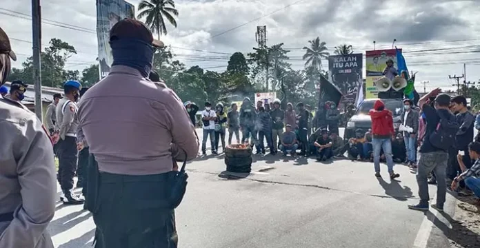 Akses Bandara Haluoleo Kembali Diblokade Massa Penolak TKA China
