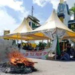 Jelang Kedatangan 500 TKA China, Mahasiswa Blokade Gerbang Kota Jelang Kedatangan 500 TKA China, Mahasiswa Blokade Gerbang Kota