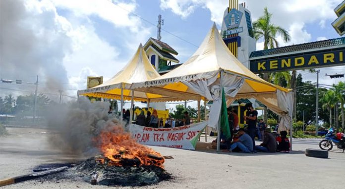 Jelang Kedatangan 500 TKA China, Mahasiswa Blokade Gerbang Kota